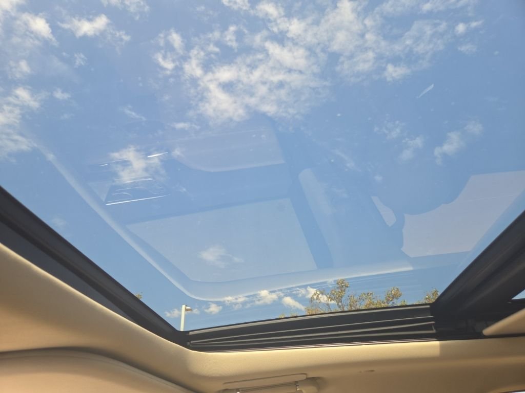 Used 2022 White Lincoln Reserve image 26