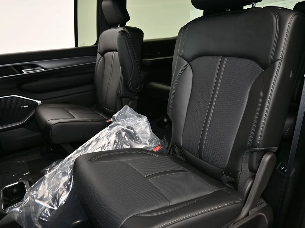 New 2026 High Gloss Black Exterior Paint Jeep Limited Altitude image 30