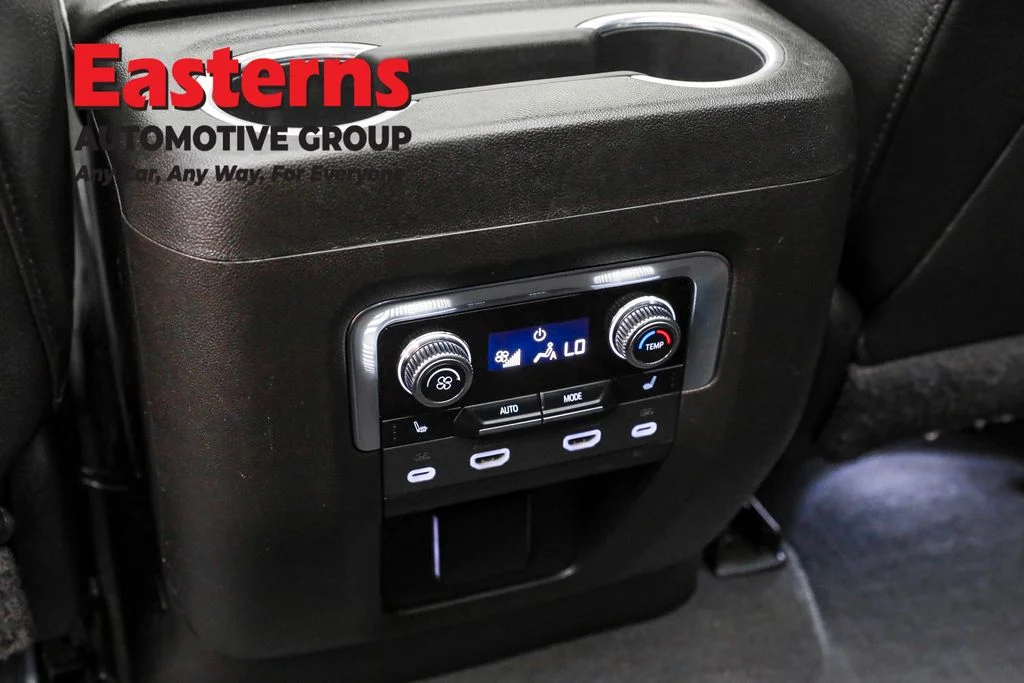 Used 2022 White GMC Denali image 25