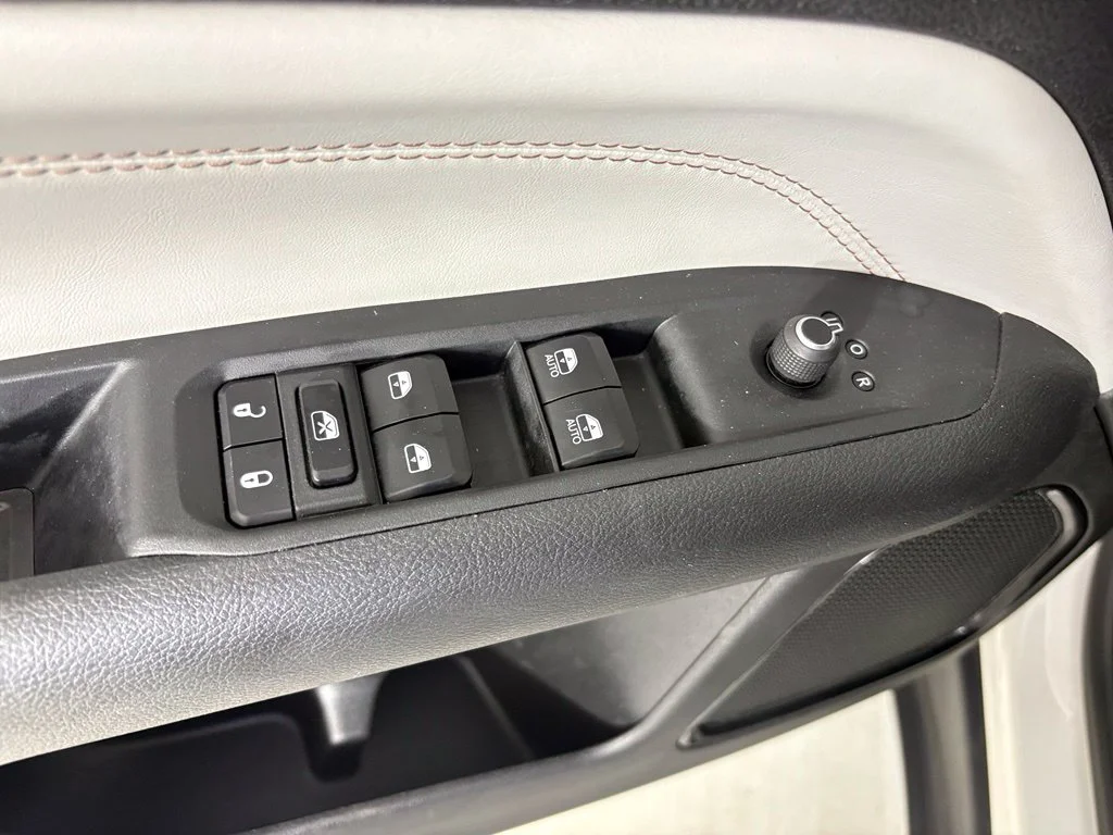 Used 2025 White Jeep Limited image 13