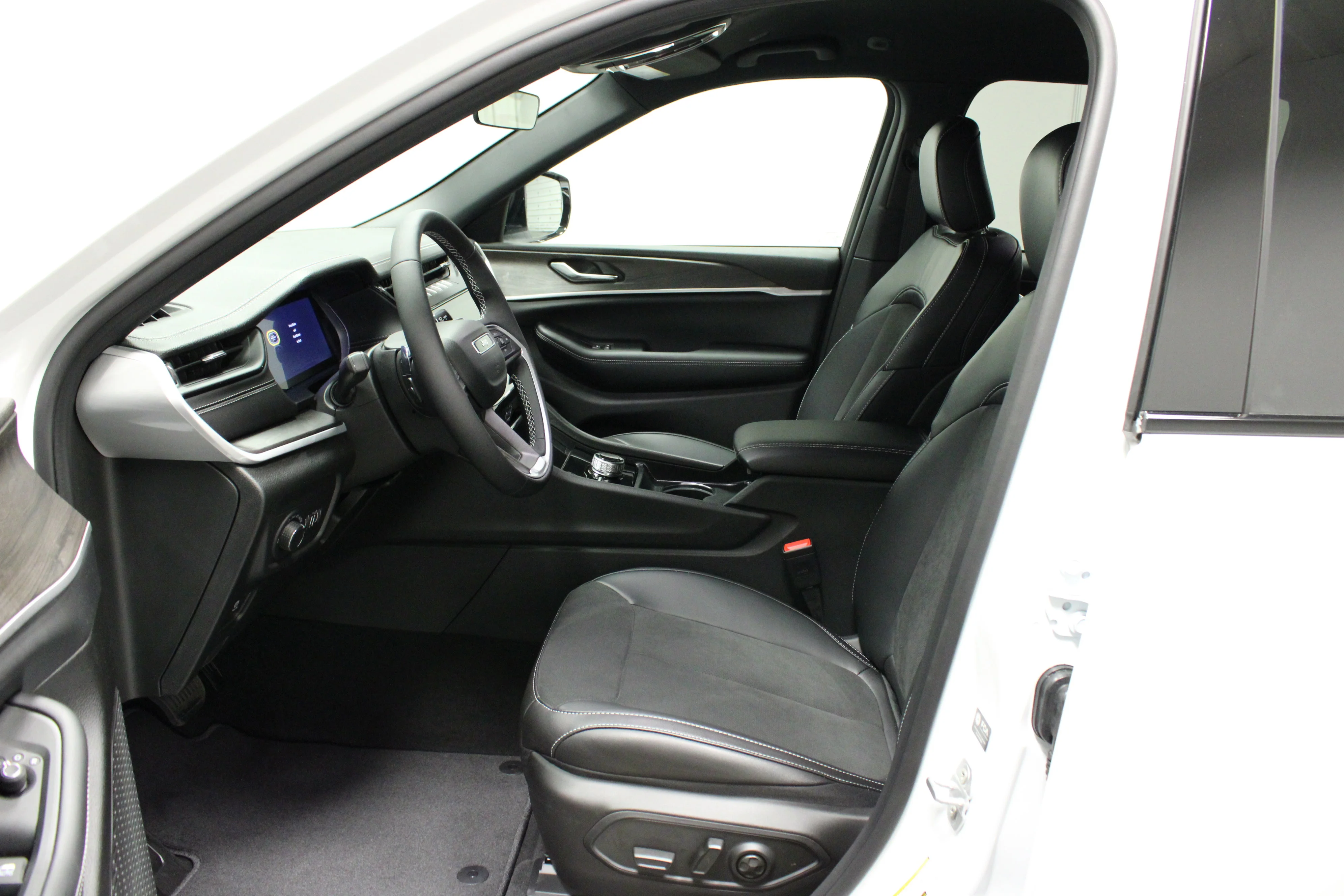 New 2026 Bright White Clearcoat Jeep Laredo Altitude image 17