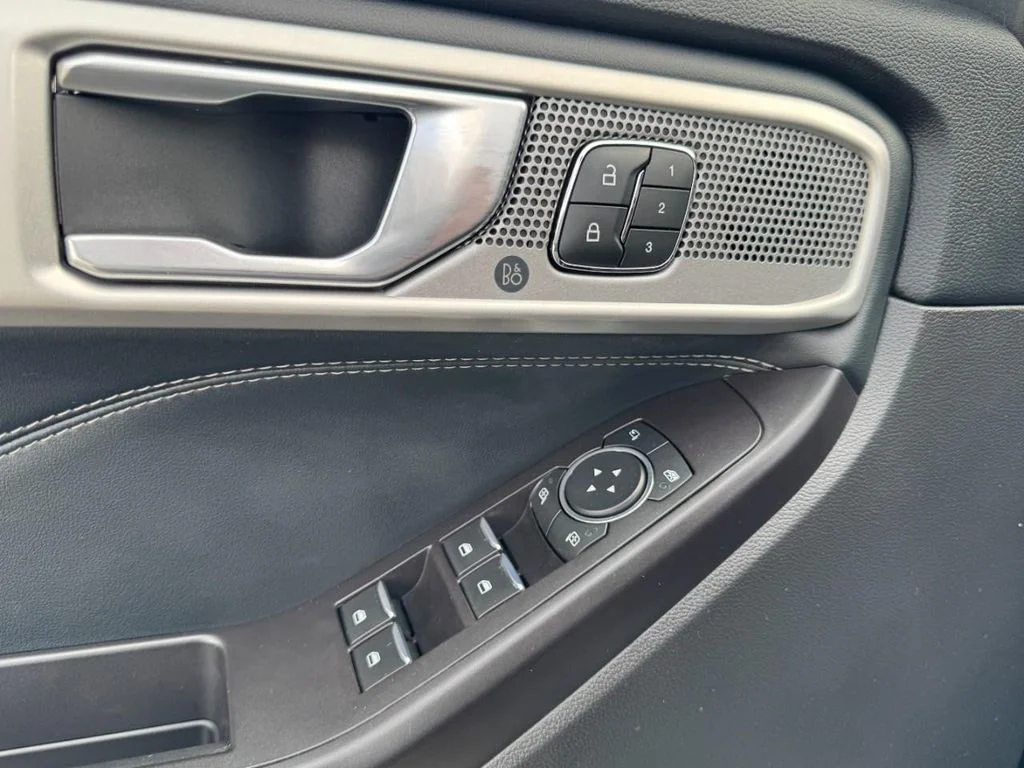 Used 2020 Agate Black Metallic Ford Limited image 17