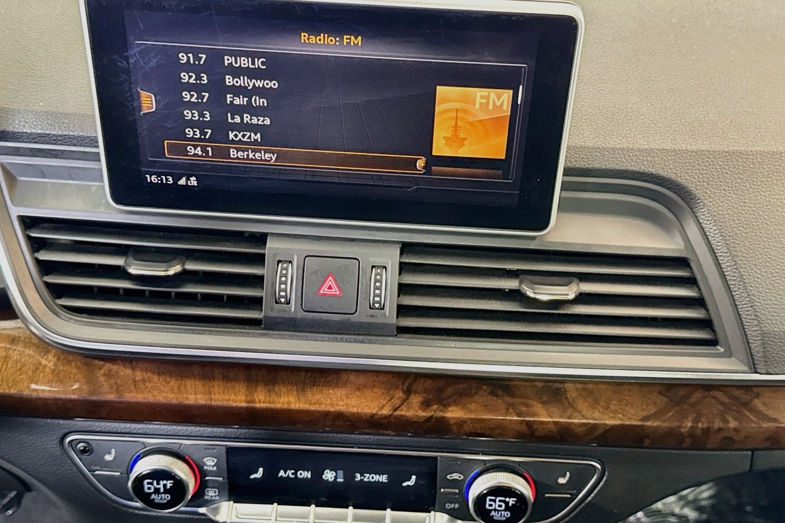 Used 2018 Navarra Blue Metal Audi Premium Plus image 15
