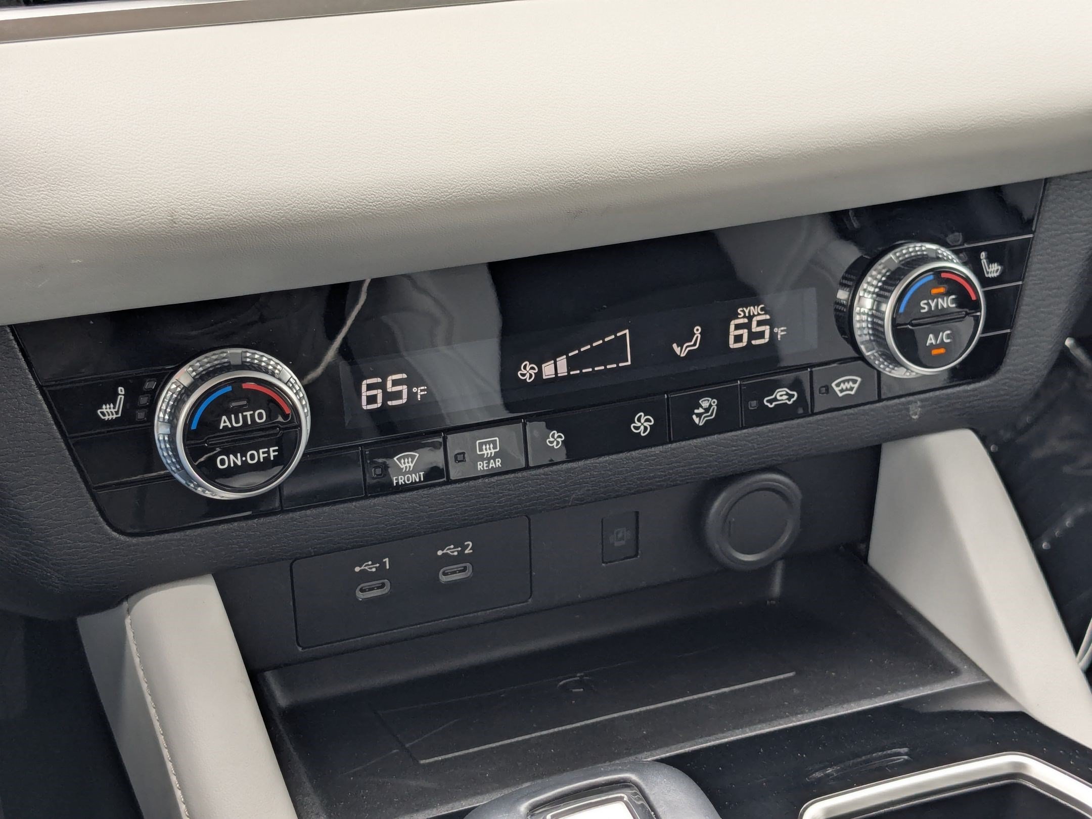 Used 2025 Silver Mitsubishi SE image 24