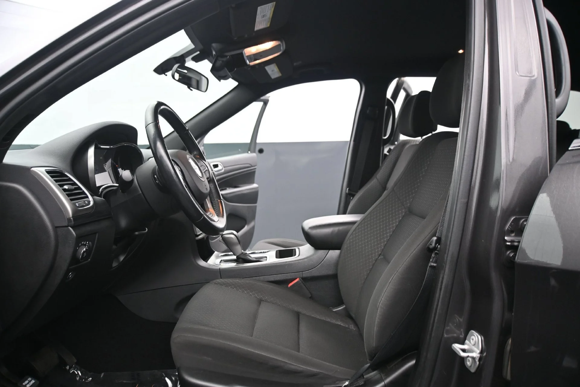 Used 2020 Granite Crystal Metallic Clearcoat Jeep Laredo E image 20