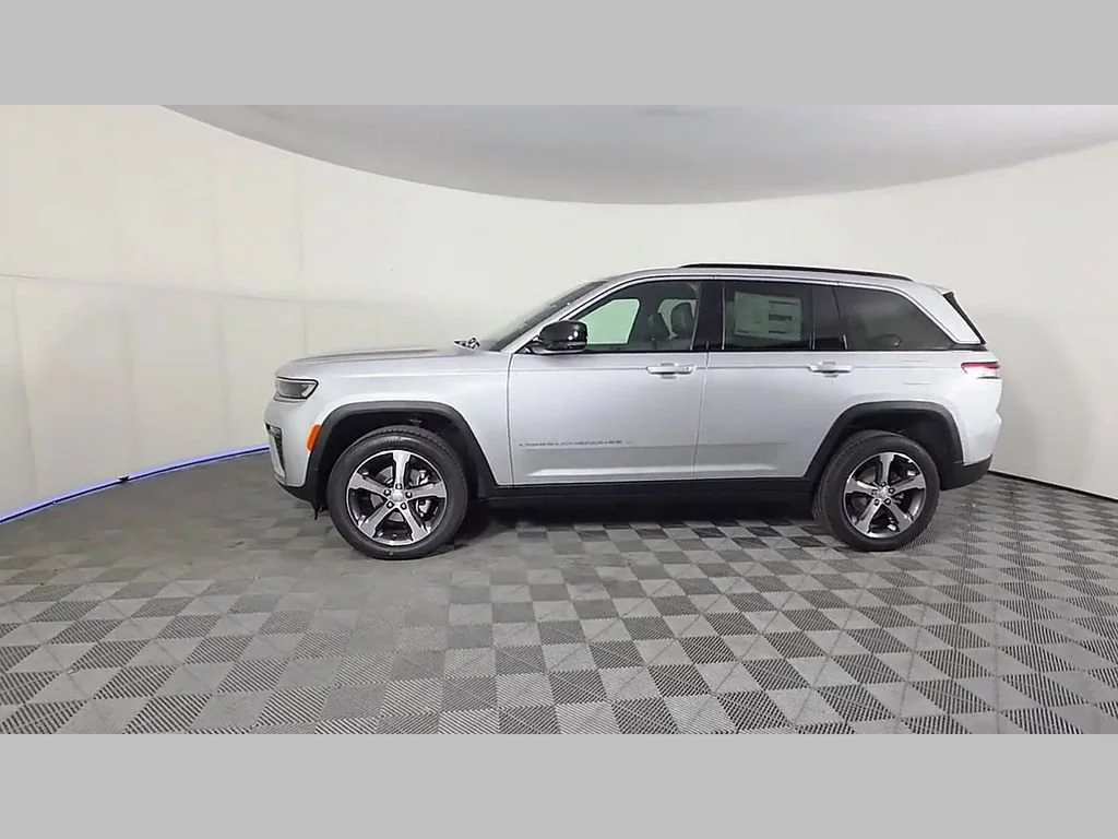 New 2026 Silver Zynith Exterior Paint Jeep Limited image 36
