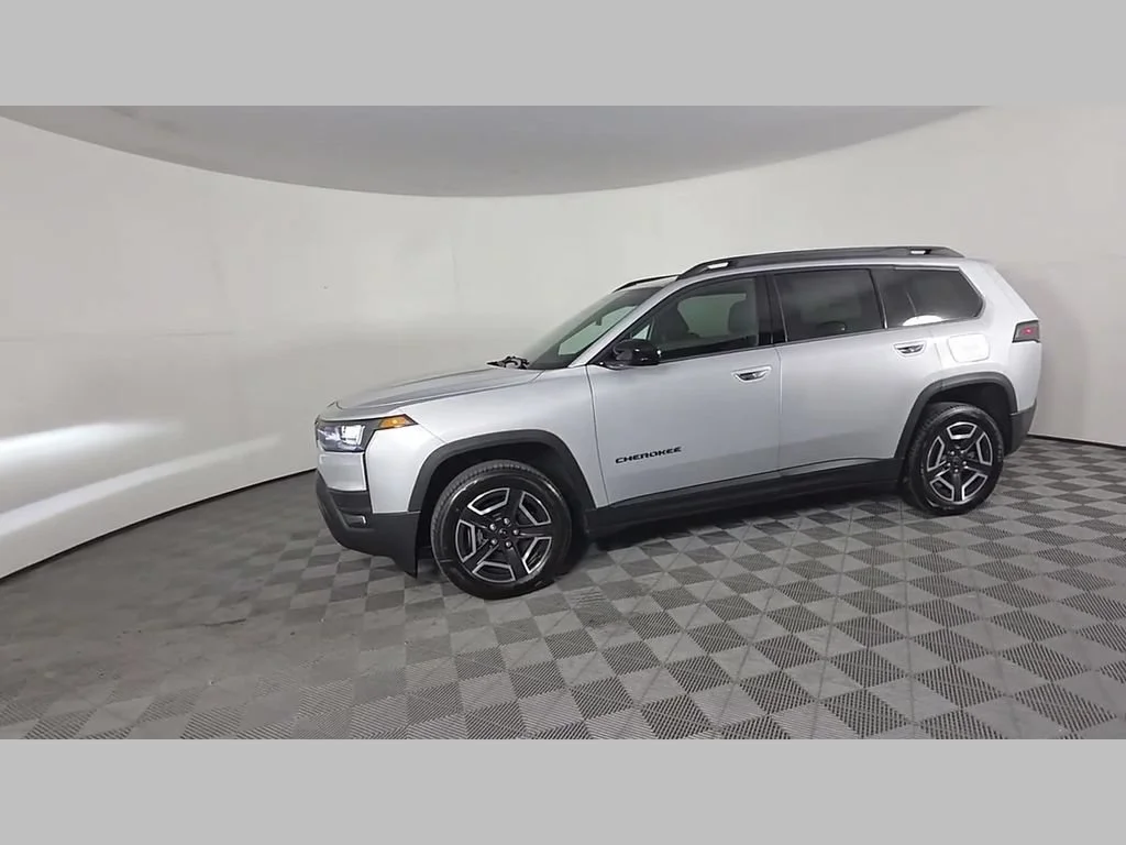New 2026 Silver Zynith Clear-Coat Exterior Paint Jeep Laredo image 35