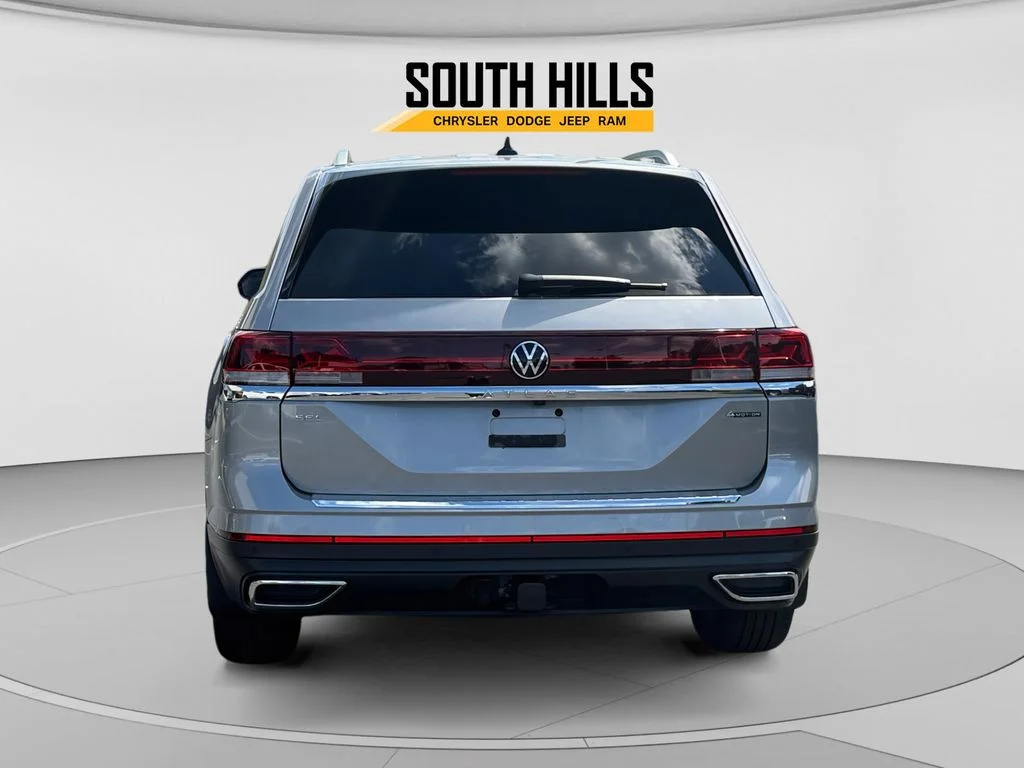 Used 2025  Volkswagen 2.0T SEL image 4