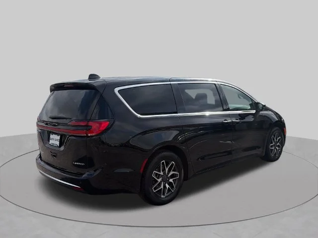 New 2027 Diamond Black Crystal Pearl-Coat Paint Chrysler Limited image 5
