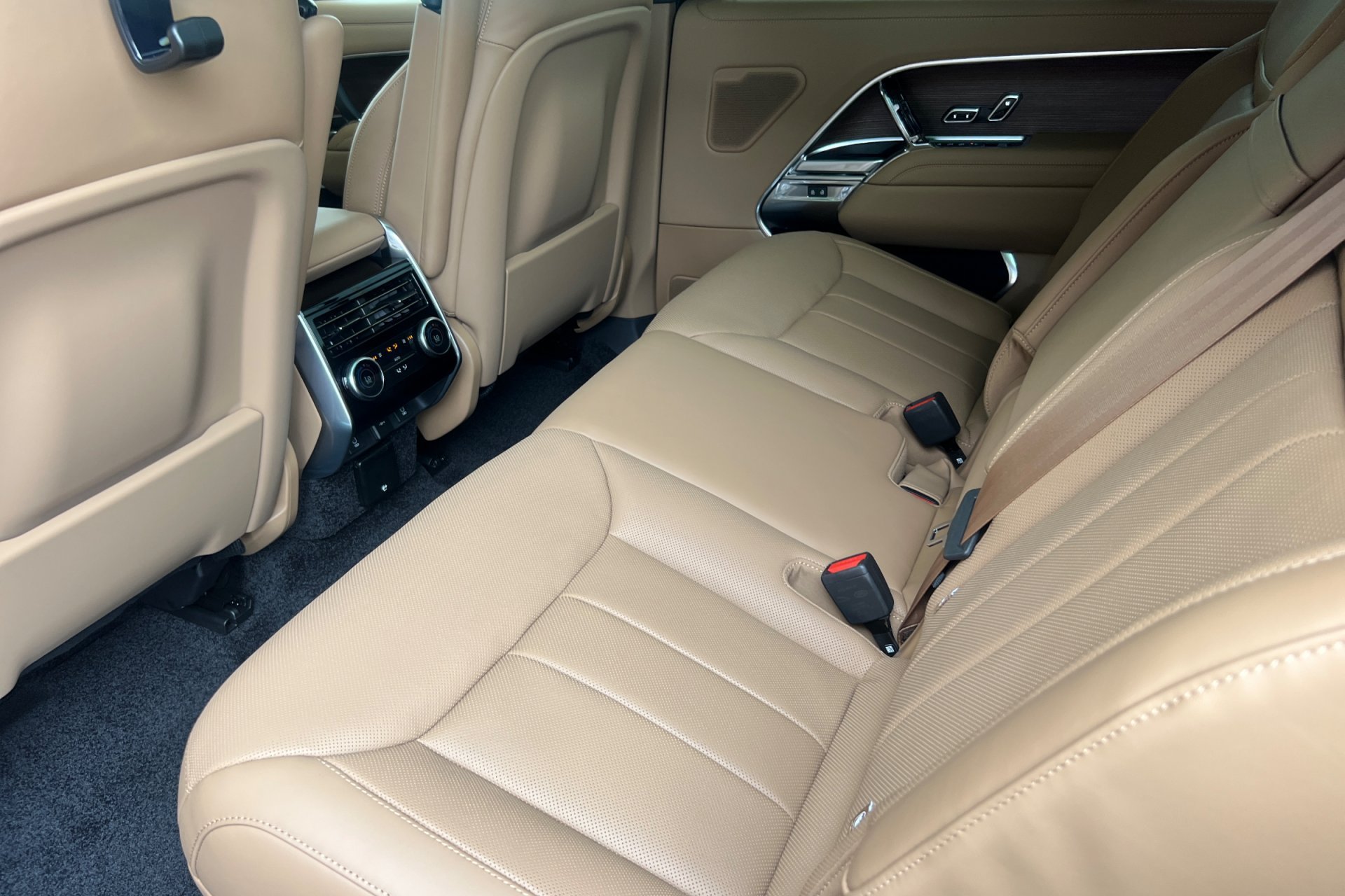 New 2026 Eiger Grey Land Rover SE image 4
