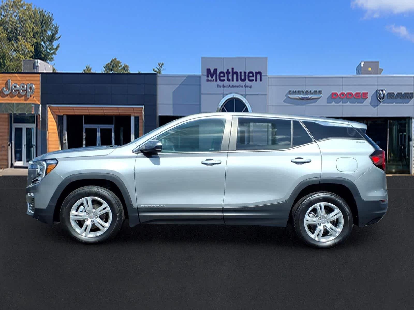 Used 2024 Sterling Metallic GMC SLE image 8