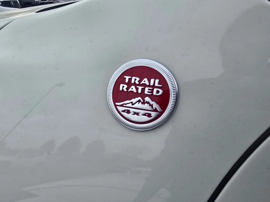 Used 2019 Pearl White Pearlcoat Jeep Trailhawk image 21