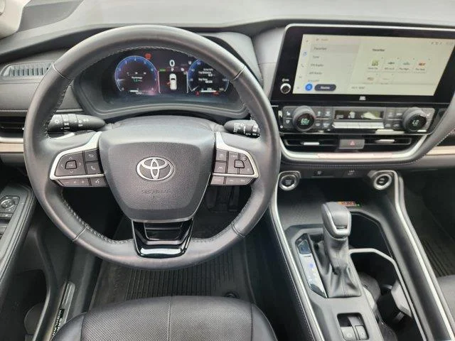 Used 2025 Storm Cloud Toyota Limited Front-Wheel Drive image 24