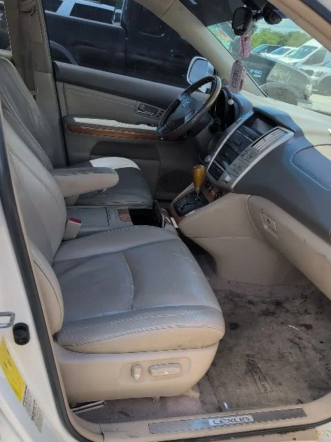 Used 2005  Lexus 330 image 18