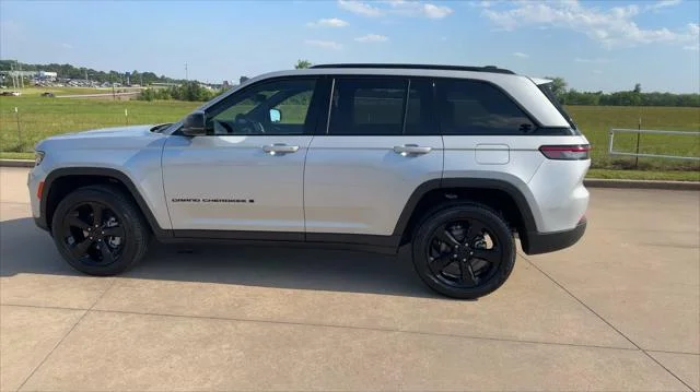 New 2025 Silver Zynith Exterior Paint Jeep Limited image 18
