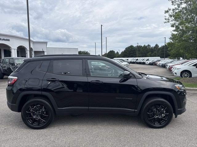 New 2026 Diamond Black Crystal Pearl-Coat Exterior Paint Jeep Latitude image 9