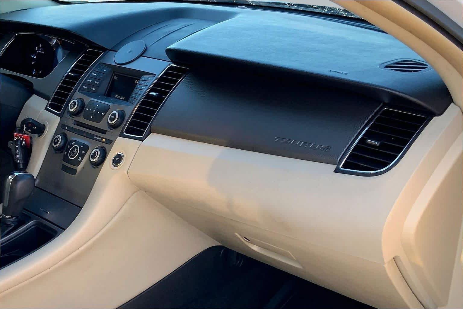 Used 2017 Oxford White Ford SE image 17