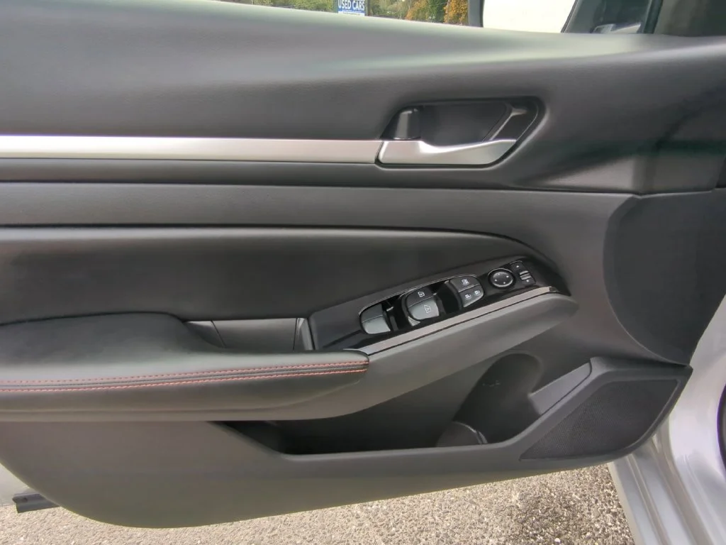 Used 2025 Silver Nissan 2.5 SR image 13