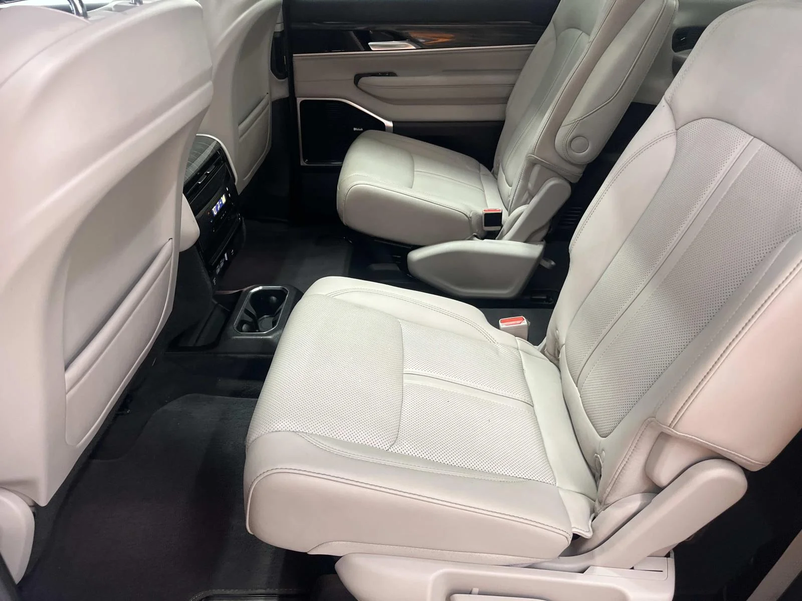 Used 2022 Bright White Clearcoat Jeep Series III 4wd 5.7L V8 1 Owner image 12