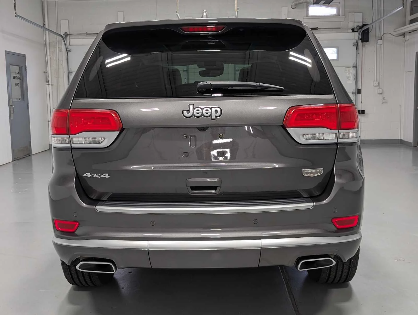 Used 2018 Granite Crystal Metallic Clearcoat Jeep Summit image 10