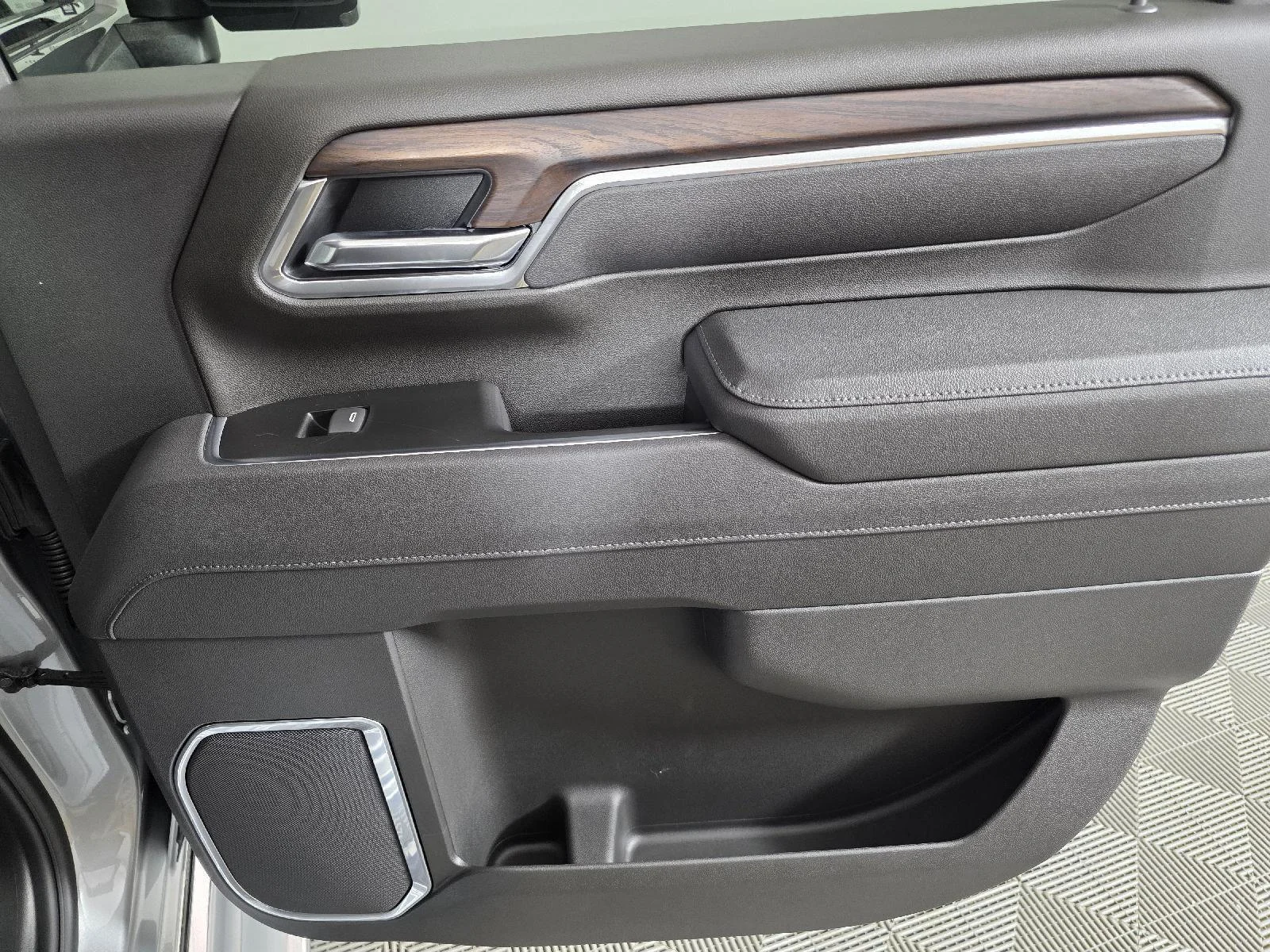 New 2025 Sterling Metallic GMC SLT image 23