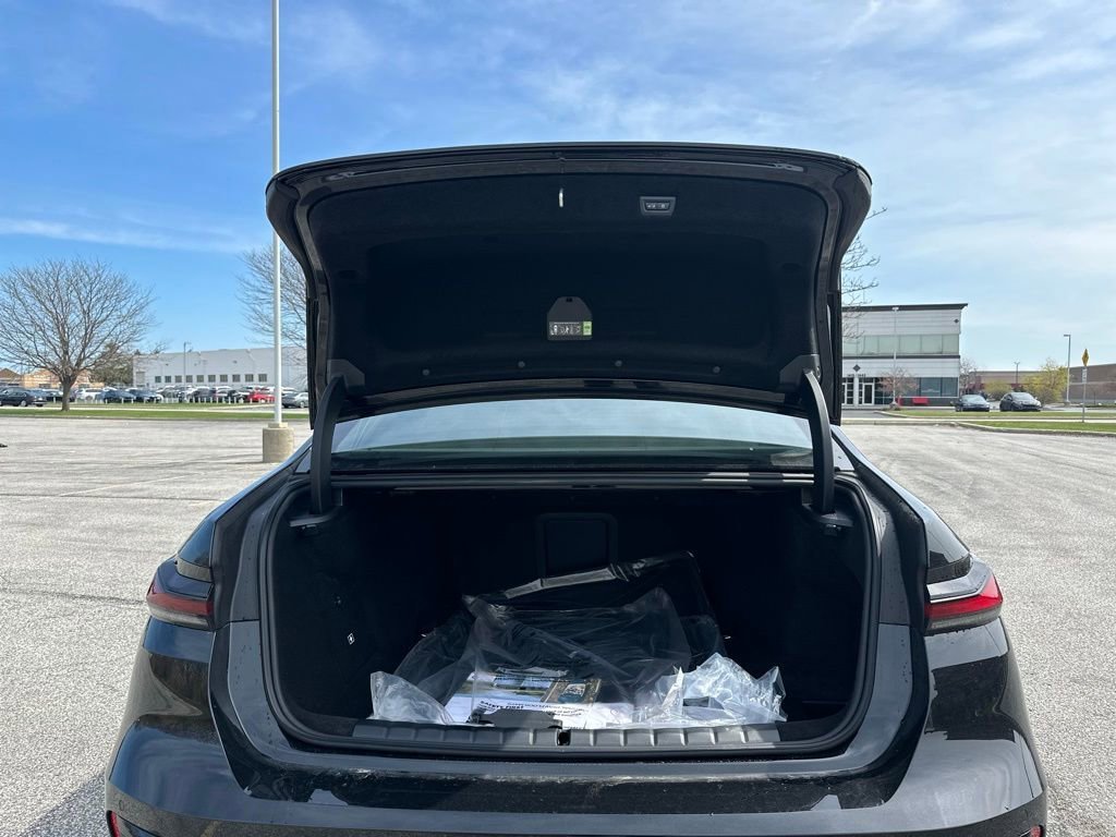 New 2026 Black Sapphire Metallic BMW 750e xDrive image 21