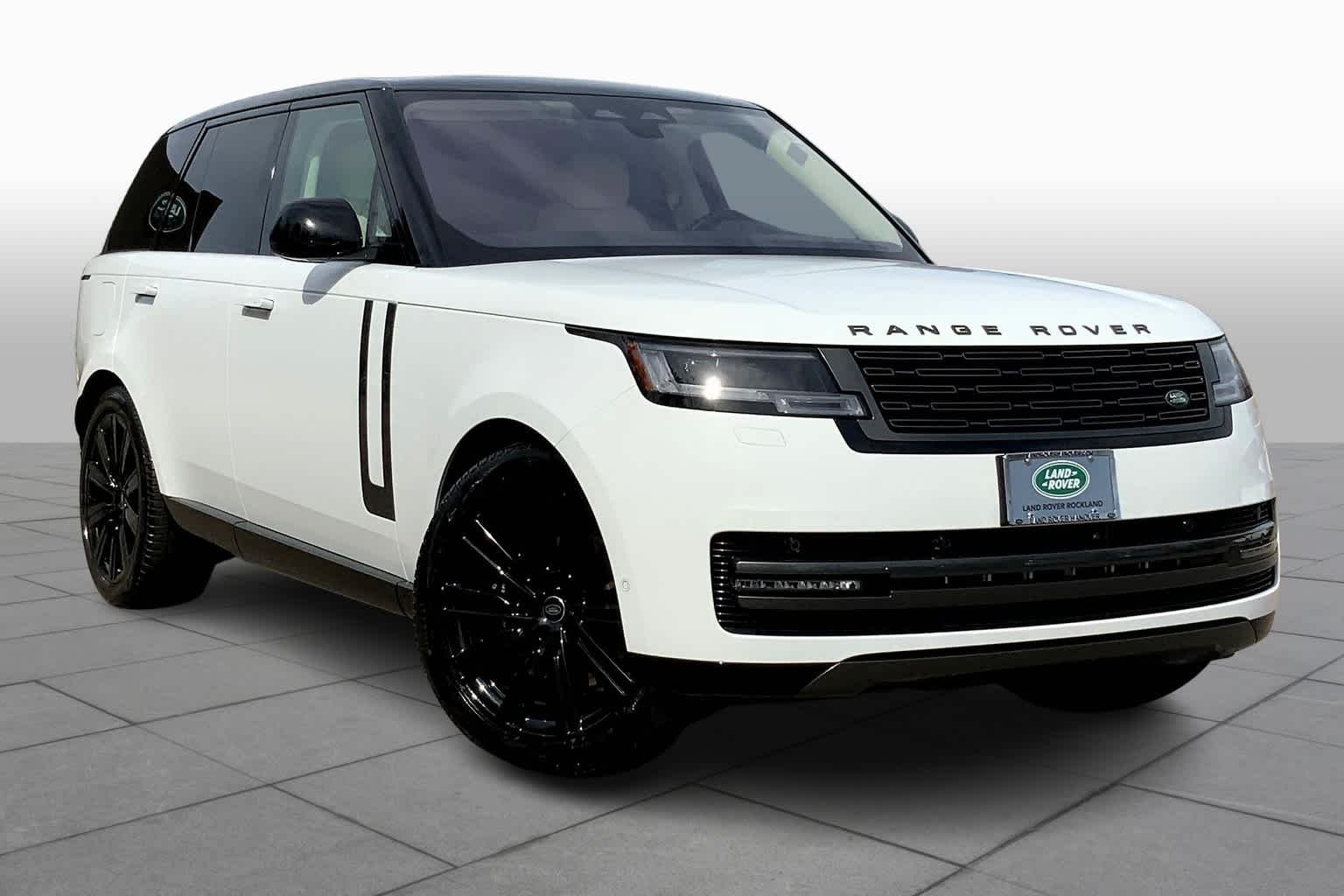 Used 2023 Fuji White Land Rover SE image 3