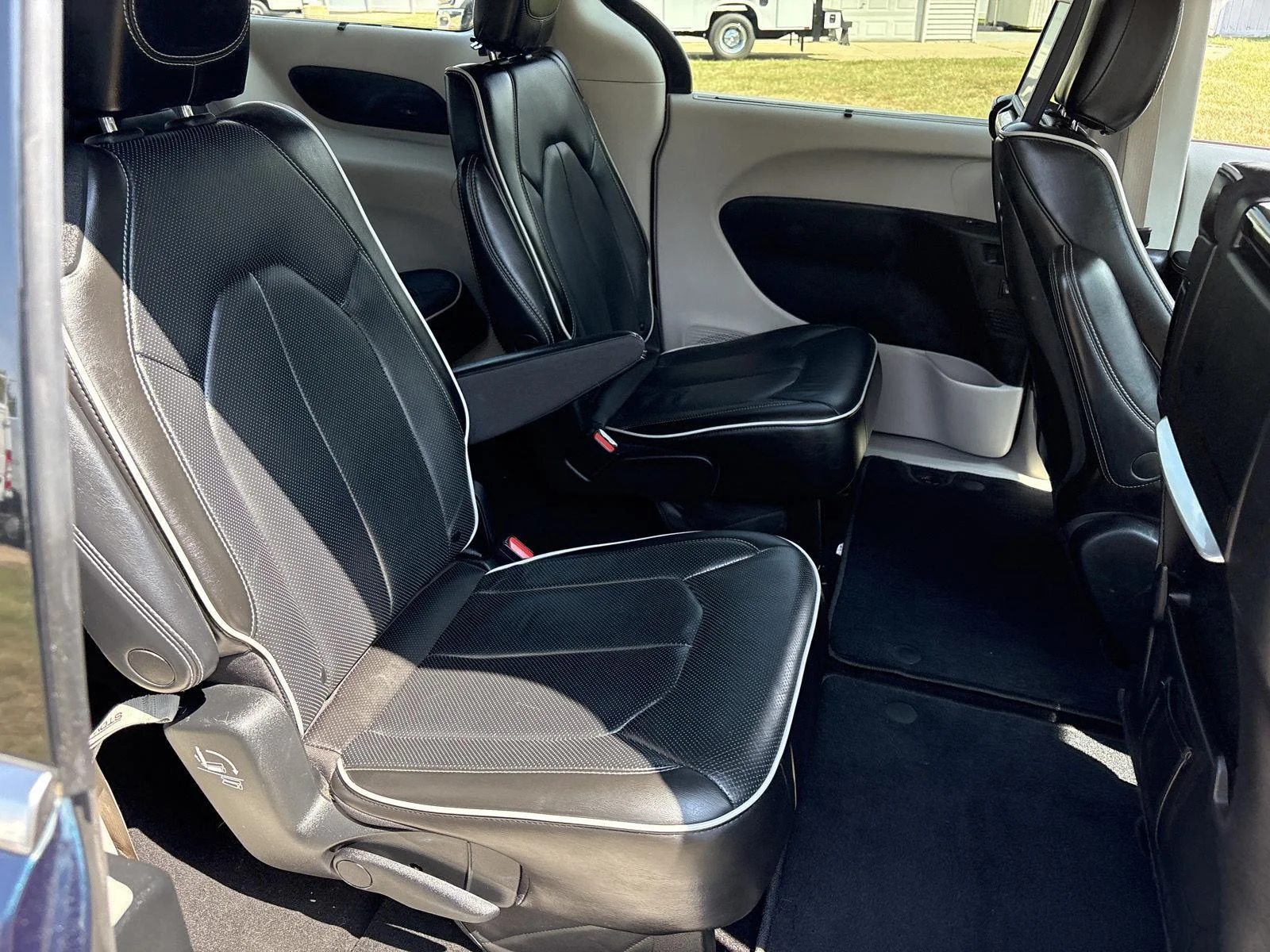 Used 2022 Fathom Blue Pearlcoat Chrysler Limited image 14