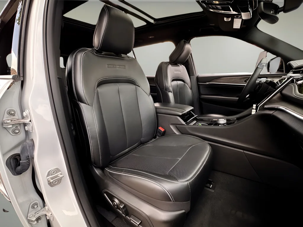 Used 2023 White/off-white Jeep Overland image 24