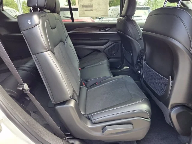 New 2027 Bright White Clear-Coat Paint Jeep Laredo Altitude image 13