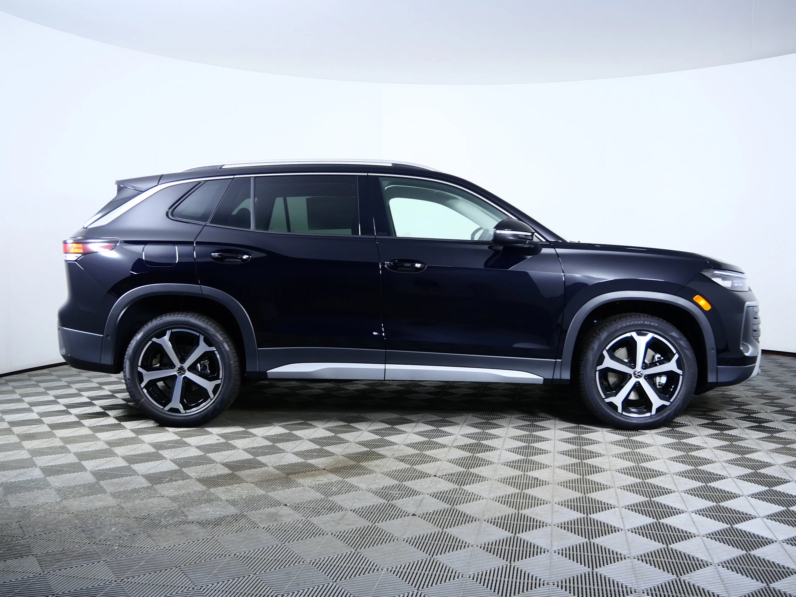 New 2026 Deep Black Pearl Volkswagen SE image 8