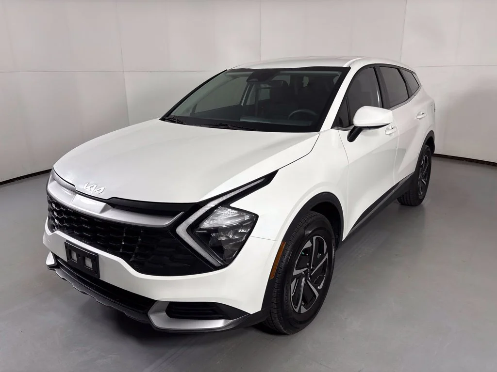 Used 2023 White Kia LX image 4