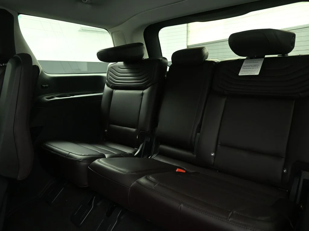 New 2025 Oxford White Ford Platinum image 21