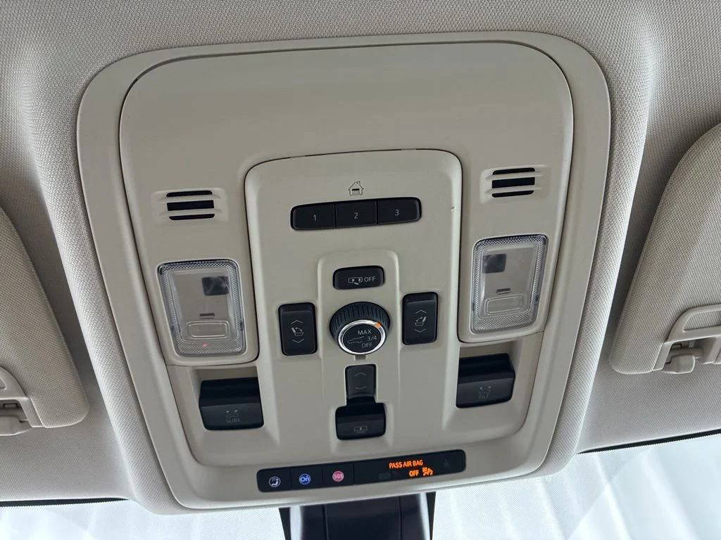 Used 2022 White GMC Denali image 23
