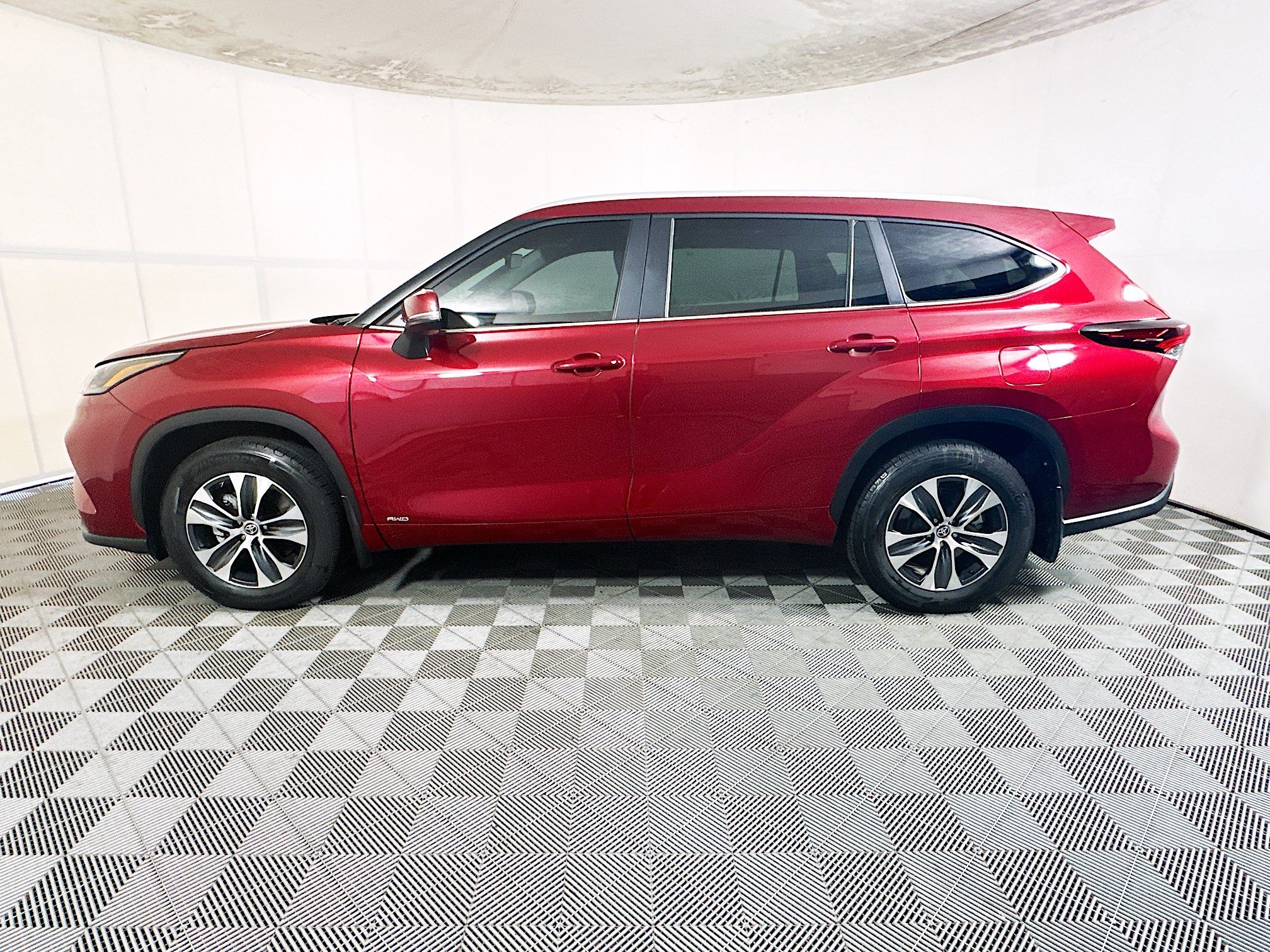 Used 2025 Pearl Toyota Hybrid XLE image 6