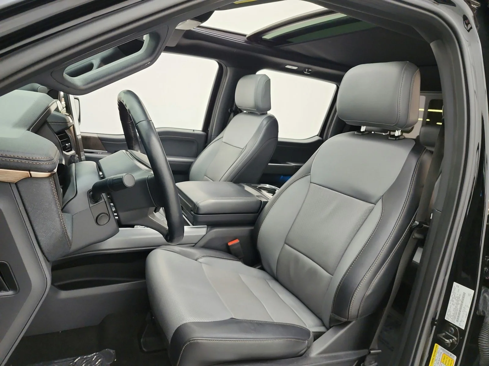 Used 2022 Agate Black Metallic Ford LARIAT image 10