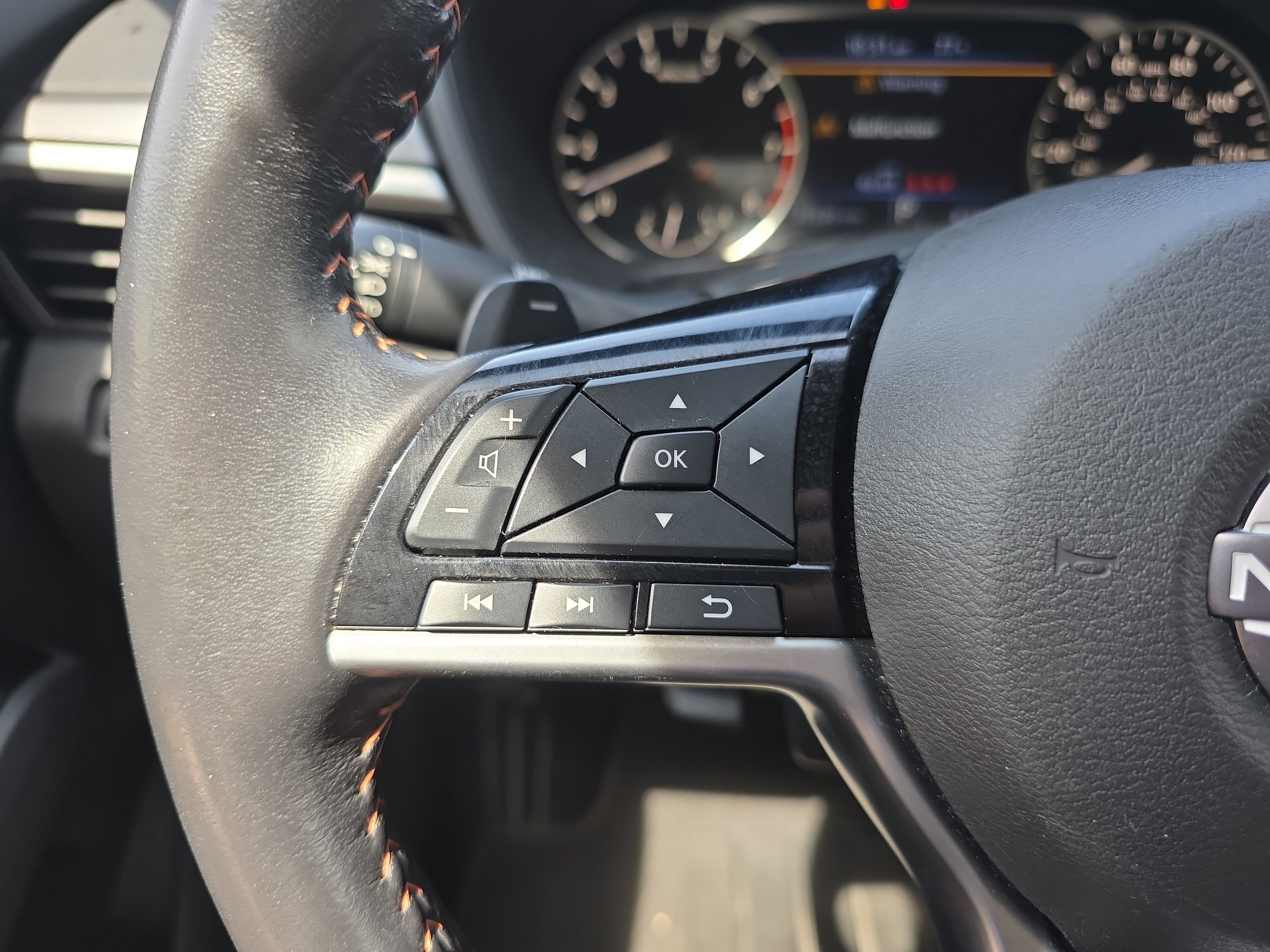 Used 2025 Super Black Nissan SR image 18