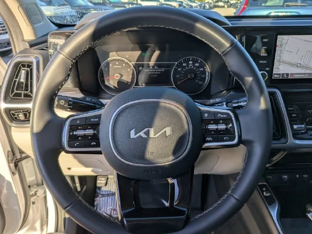 Used 2023 White Kia S image 27