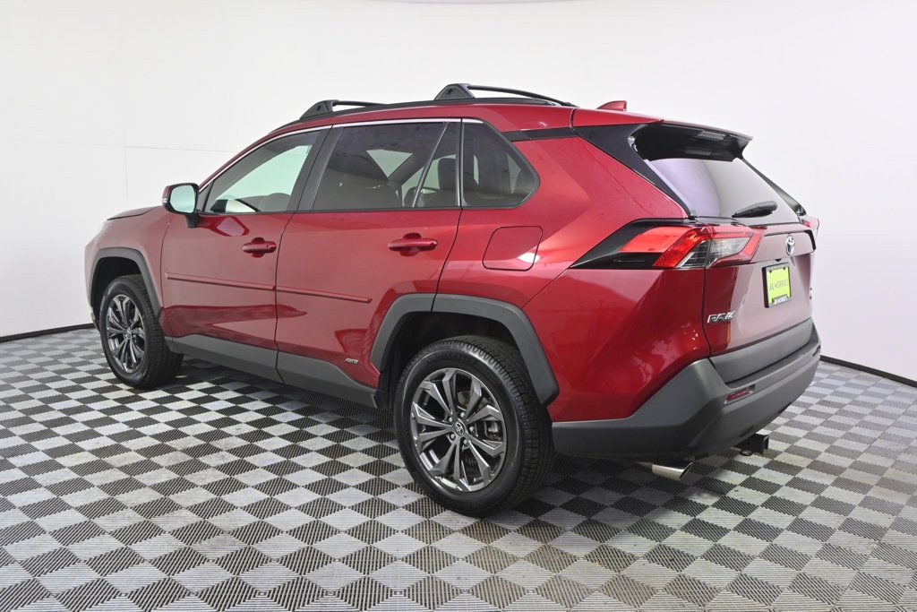 Used 2022 Pearl Toyota XLE Premium image 3