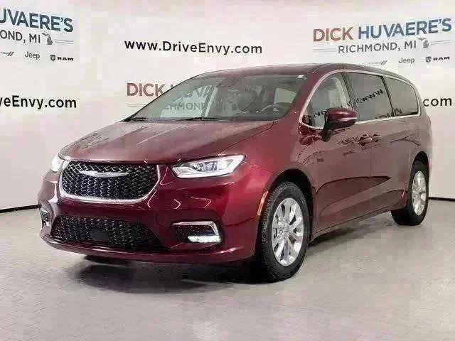 2023 Chrysler Pacifica Touring L AWD's photo