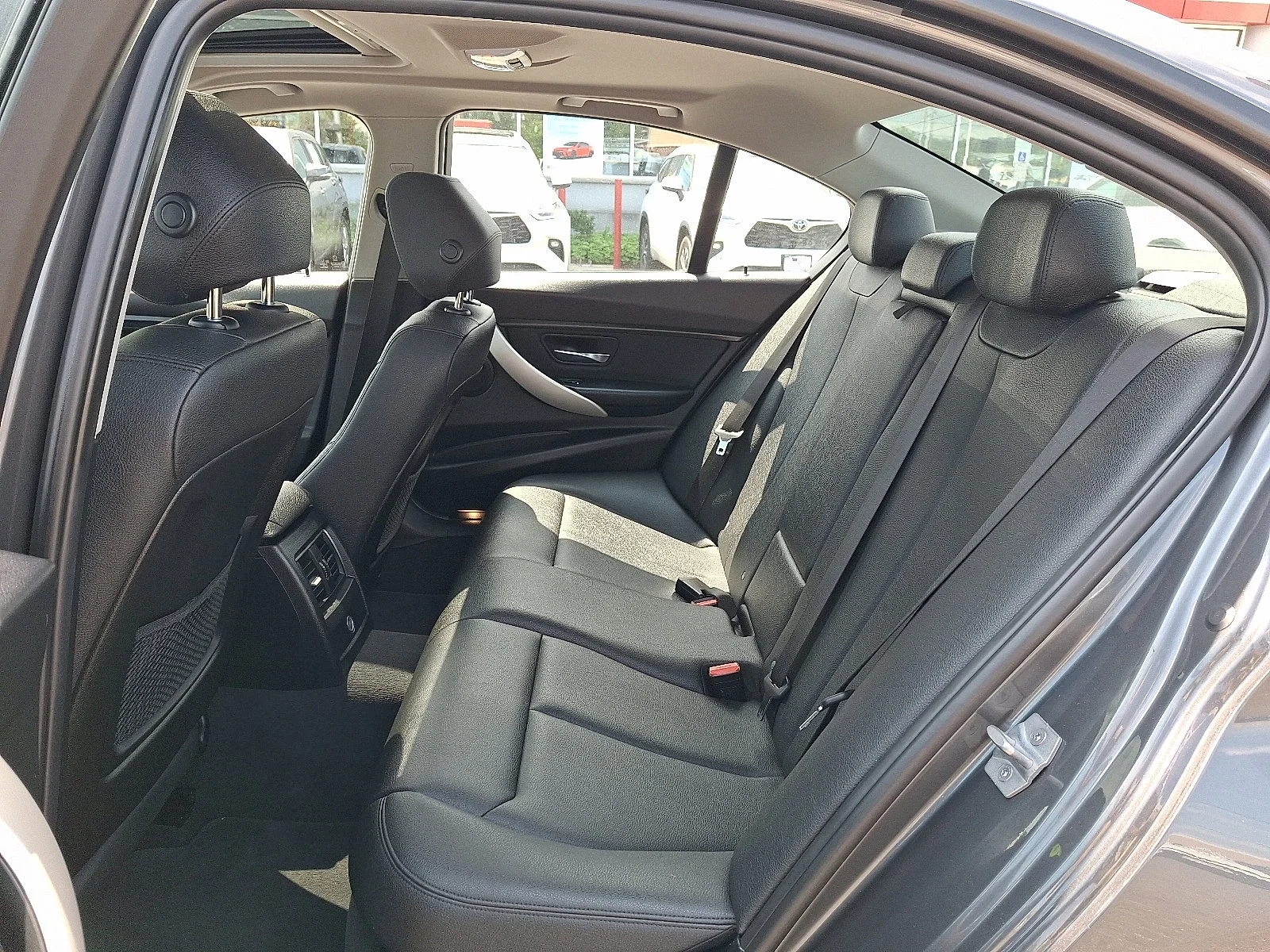 Used 2018 Mineral Gray Metallic BMW 320i xDrive image 11