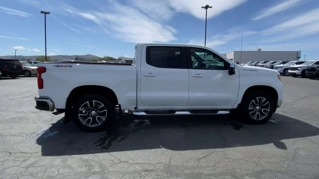 Used 2024 Summit White Chevrolet LT image 9