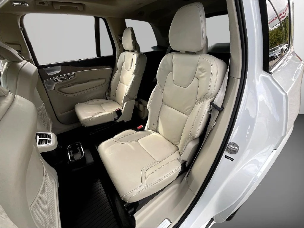 Used 2022 Crystal White Volvo T8 Inscription Extended Range 6P image 22