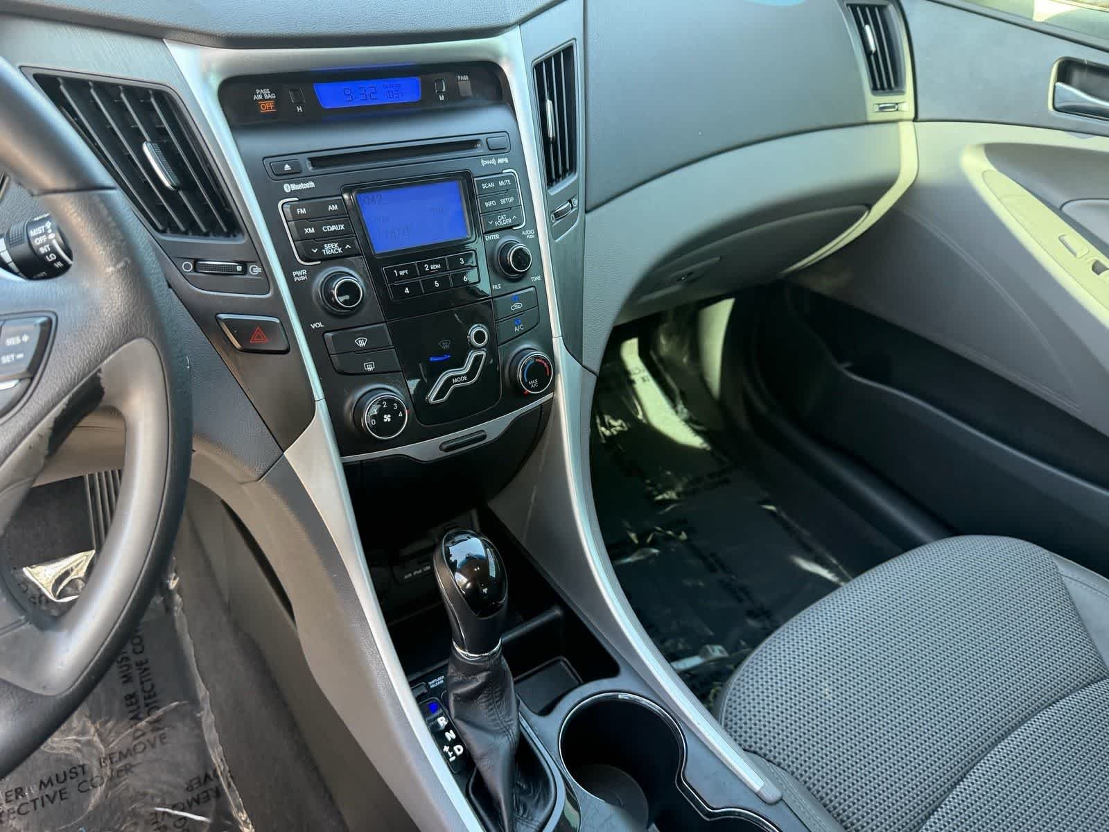 Used 2011 Radiant Silver Metallic Hyundai SE image 25