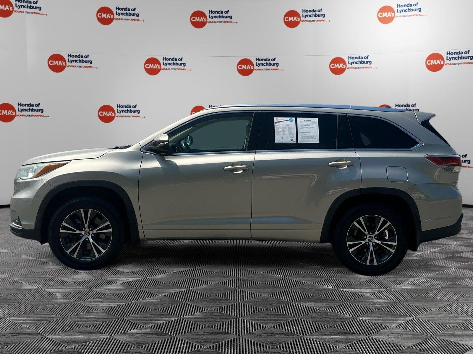 Used 2016 Creme Brulee Mica Toyota XLE image 2