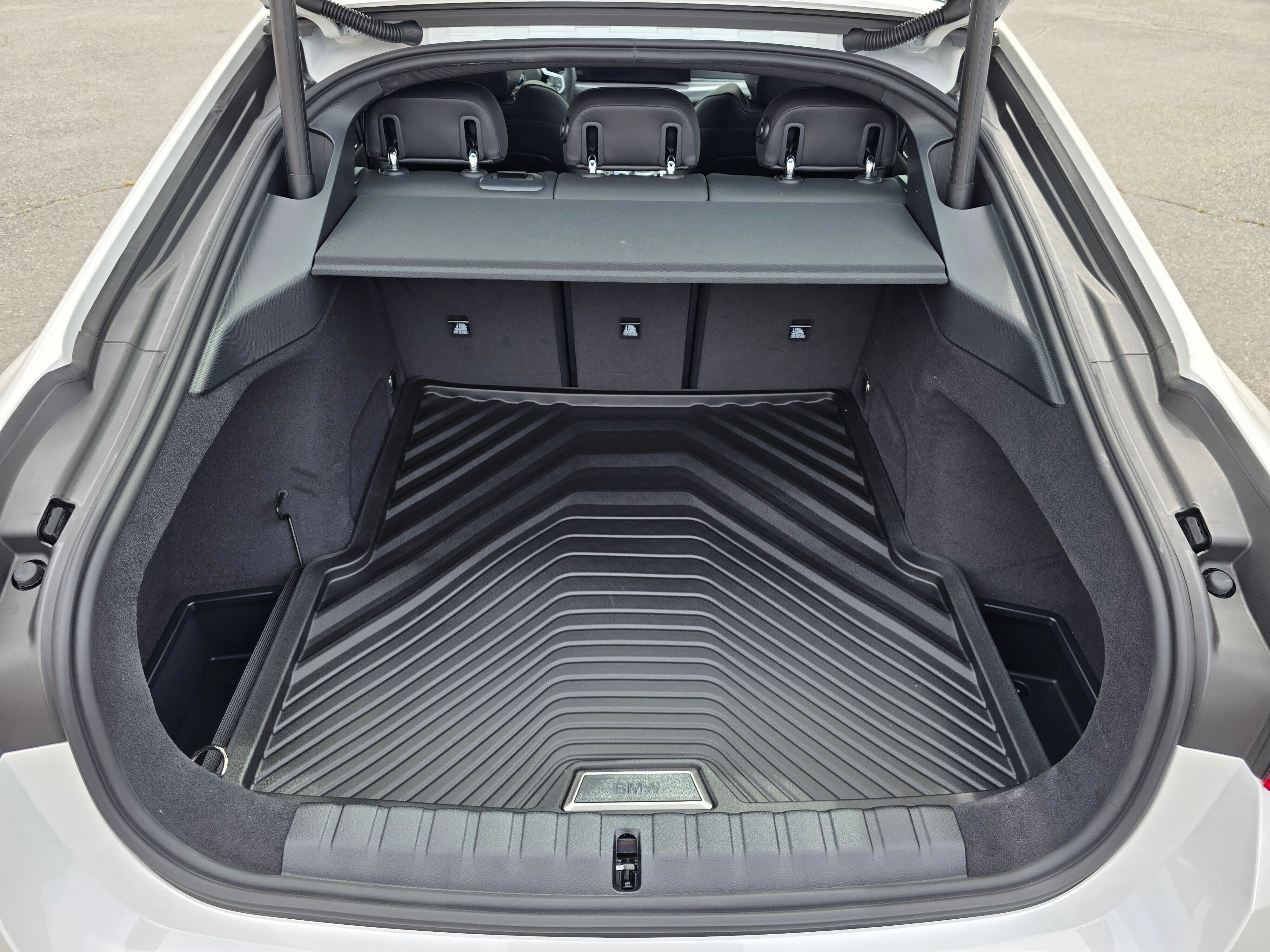 New 2026 Mineral White Metallic BMW xDrive40 image 30