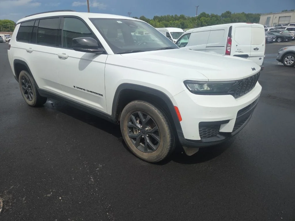 Used 2024 White Jeep Altitude image 18