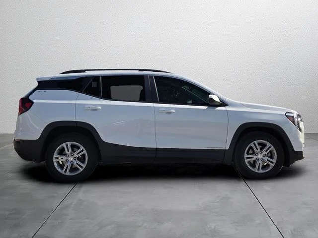 Used 2022 White GMC SLE image 5
