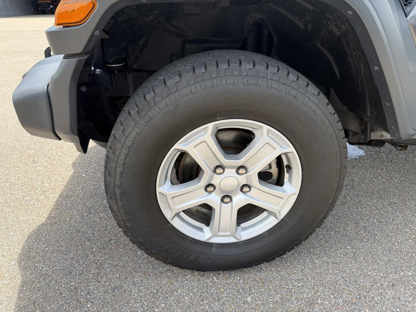 Used 2020 Granite Crystal Metallic Clearcoat Jeep Sport S image 25