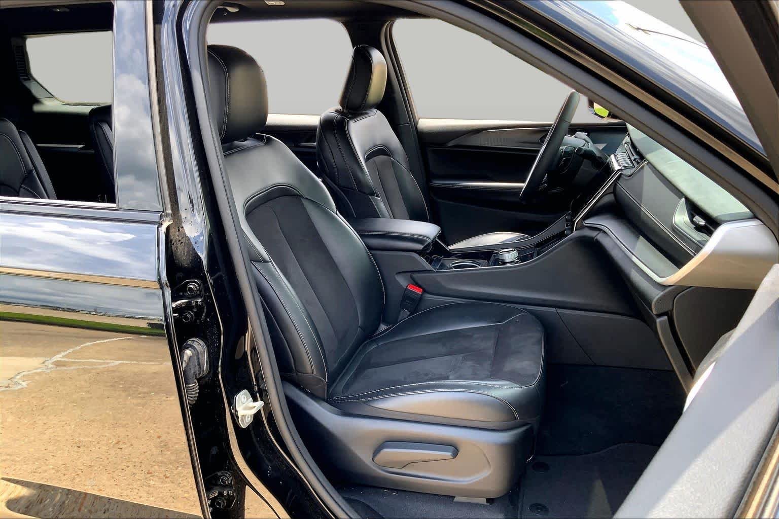 Certified Used 2023 Diamond Black Jeep Altitude image 9